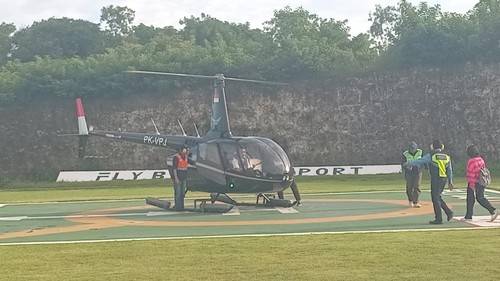 Helikopter Robinson R66 Fly Bali mendarat dan menurunkan penumpang seusai tur udara selama 18 menit di sekitaran langit Desa Adat Ungasan dan Pantai Melasti, Badung, Rabu (5/3/2025). (Aryo Mahendro/detikBali)