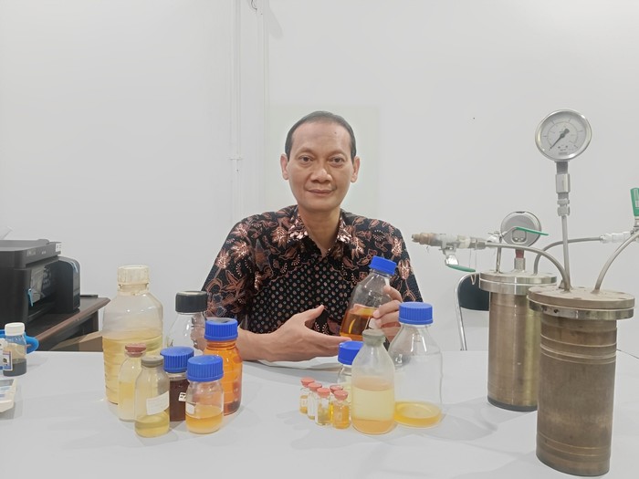 Hendro Juwono bersama hasil dan peralatan penelitiannya.