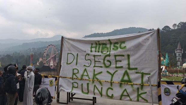 Hibisc Fantasy di Jl Raya Puncak, Bogor, dibongkar paksa oleh warga