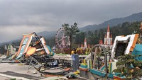 Sejumlah tempat penginapan dan kawasan wisata di kawasan Sentul dan Gunung Mas, Kabupaten Bogor, disegel karena melanggar daerah aliran sungai (DAS). Lokasi tersebut semestinya merupakan kawasan perkebunan. Empat tempat wisata di kawasan Puncak, Kabupaten Bogor, turut disegel karena dinilai melanggar alih fungsi lahan. Keempatnya yaitu Pabrik Teh Ciliwung di Telaga Saat, Hibisc Fantasy, bangunan PT Perkebunan Nusantara (PTPN) I Regional 2 Agro Wisata Gunung Mas, dan Eiger Adventure Land. Sholihin/detikcom  