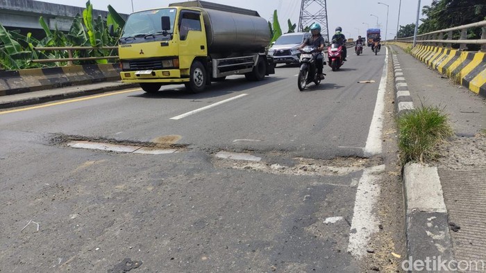 Jalan Berlubang di Atas Jembatan Arteri Porong Sidoarjo