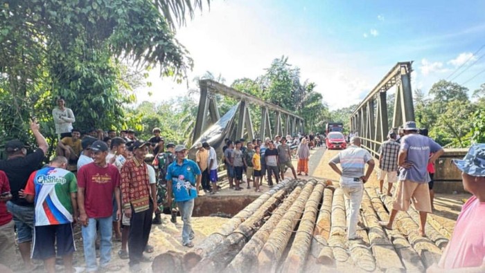 Jalan Padang Lamo sudah bisa dilalui kendaraan setelah putus akibat pangkal jembatan amblas