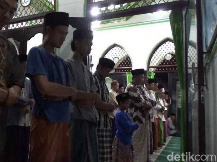 Jamaah Salat Tarawih di Masjid Nurul Iman, Jombang yang dikenal amat cepat