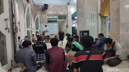 Jemaah Masjid Al-Huda, Tabanan, Bali, yang datang untuk berbuka puasa, Kamis (6/3/2025). (Ahmad Firizqi Irwan)