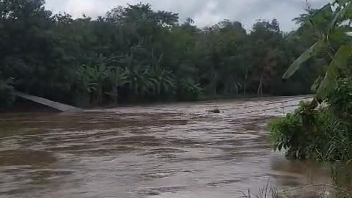 Jembatan gantung di OKU Timur ambruk akibat debit air Sungai Komering naik