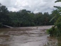 Debit Air Naik, Jembatan Gantung di OKU Timur Ambruk hingga 2 Motor Hanyut