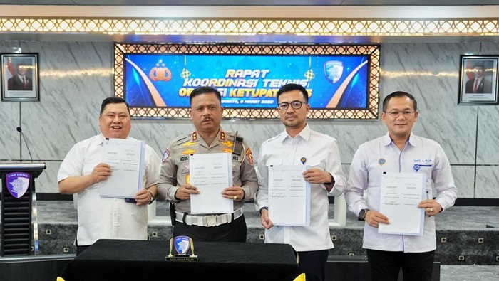 Kakorlantas Irjen Agus Suryo Nugroho dan stakeholder tandatangani SKB larang kendaraan sumbu tiga melintas selama Operasi Ketupat 2025 (dok.Korlantas Polri)
