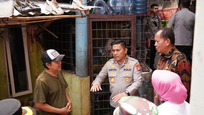 Kapolda Metro Jaya Irjen Karyoto meninjau lokasi pengungsian warga yang terdampak banjir di Pancoran, Jaksel.