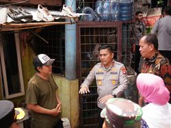 Cek Pengungsian Banjir di Pancoran, Kapolda Metro Distribusikan Bantuan
