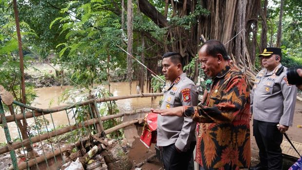 Kapolda Metro Jaya Irjen Karyoto meninjau lokasi pengungsian warga yang terdampak banjir di Pancoran, Jaksel.