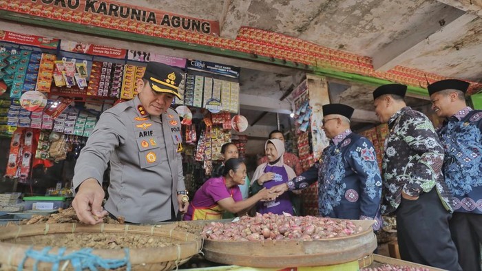 Kapolres Blitar AKBP Arif Fazlurrahman sidak ke pasar antisipasi kenaikan harga saat Ramadan