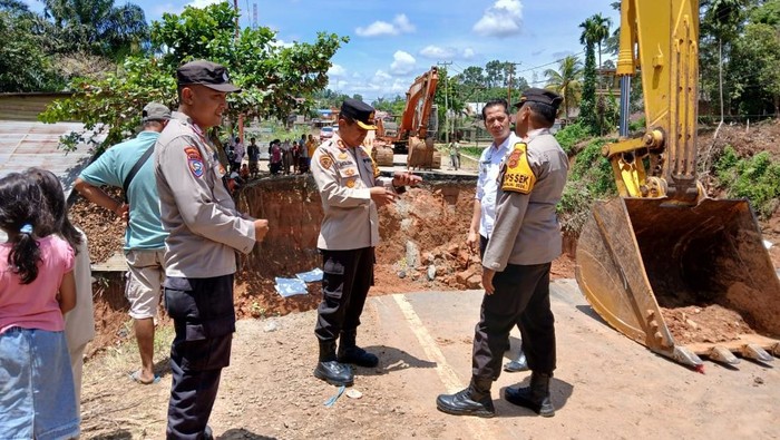 Kapolres Bungo AKBP Natalena meninjau progres jembatan bailey penghubung Jalan Lintas Jambi-Sumbar yang amblas