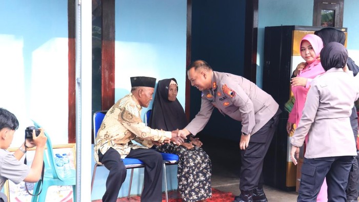 Kapolres Pekalongan AKBP Doni Prakoso W saat meresmikan program bedah rumah Mbah Tabir di Desa Bukur, Kamis (6/3/2025).
