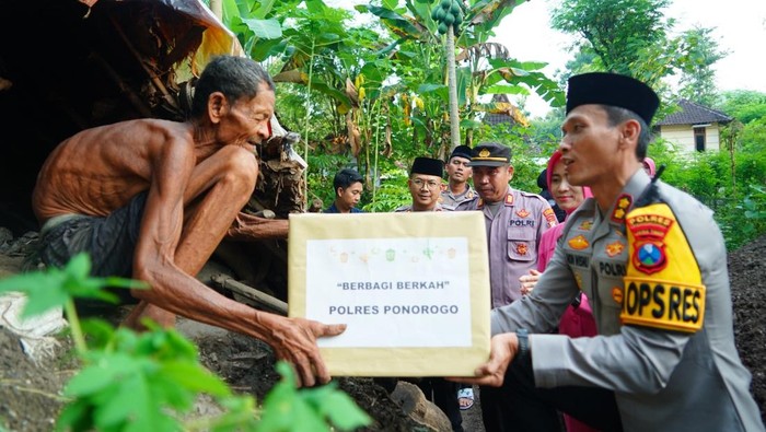 Kapolres Ponorogo, AKBP Andin Wisnu berikan bantuan ke warga