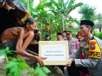 Polisi di Ponorogo Gelar Bakti Sosial Salurkan Sembako ke Warga