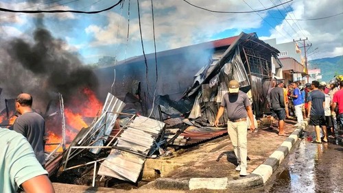 Kebakaran kios di Bungawaru, Kelurahan Kalabahi Tengah, Kecamatan Teluk Mutiara, Kabupaten Alor, NTT, Kamis (6/3/2025). (Foto: Istimewa)