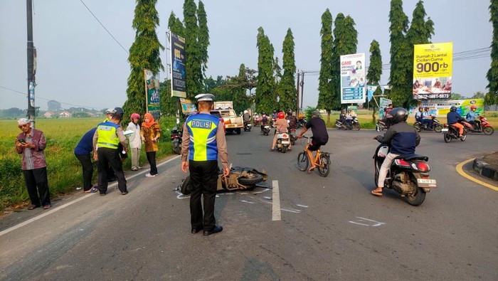 Kasatlantas Polres Kendal, AKP Panji Yugo Putranto mintai keterangan saksi/korban selamat.