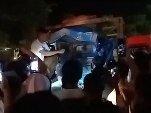 Tabrakan Bus dan Truk di Bojonegoro, Sopir Luka Berat Karena Terjepit