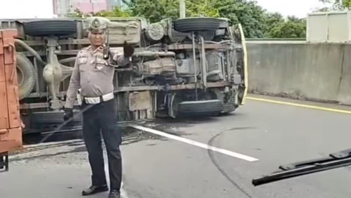 Kecelakaan truk di Tol Layang Pettarani Makassar.