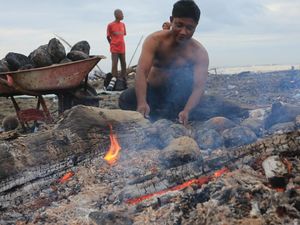 Kelapa Bakar Khas Ramadan di Aceh Barat Ramai Peminat
