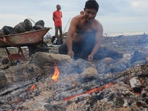 Kelapa Bakar Khas Ramadan di Aceh Barat Ramai Peminat