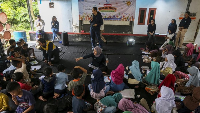 Sejumlah anak mengikuti lomba menggambar dalam acara Berbagi Cerita: Kebersamaan dalam Keberagaman di Rumah Peradaban Banten, Kota Cilegon, Banten, Rabu (5/3/2025). Kegiatan yang merupakan Corporate Social Responsibility (CSR) dari PT NS BlueScope Indonesia tersebut bertujuan untuk mengenalkan nilai-nilai keberagaman, inklusivitas, dan kebersamaan kepada generasi muda. ANTARA FOTO/Angga Budhiyanto/foc.
