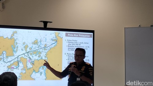Kepala KSOP Kelas III Labuan Bajo Stephanus Risdiyanto menjelaskan peta alur pelayaran di perairan Labuan Bajo, Kamis (6/3/2025) malam. (Foto: Ambrosius Ardin/detikBali)