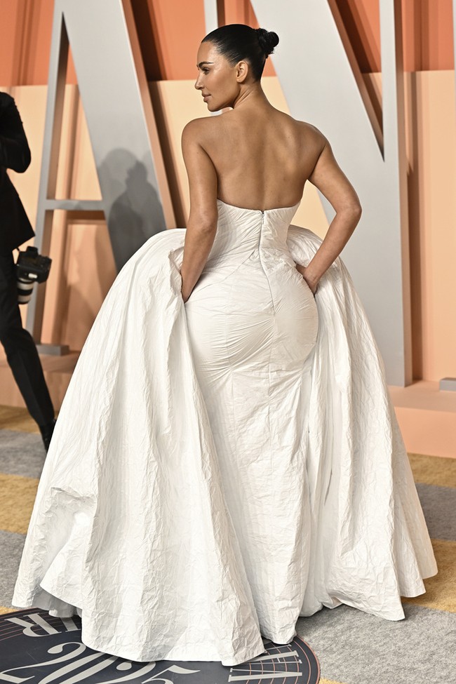 Begitu tubuhnya berbalik, bagian belakang memperlihatkan potongan pas badan yang mengaksentuasi bentuk tubuhnya. Foto: Evan Agostini/Invision/AP