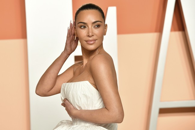 Kim Kardashian memilih gaya minimalis dengan tak memakai satu pun perhiasan, baik itu anting, kalung maupun gelang.  Foto: Evan Agostini/Invision/AP