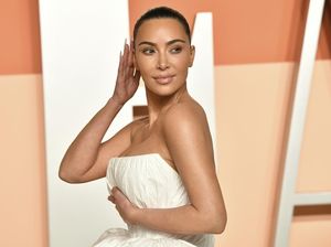 Kim Kardashian Dihujat Pakai Gelang Kaki Seharga Rumah ke Pantai