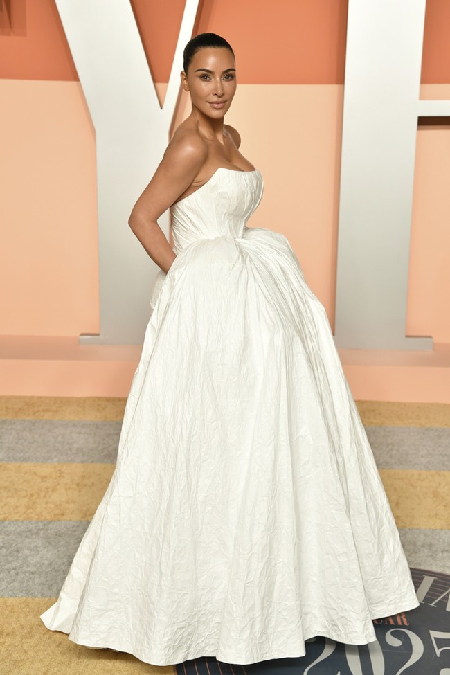 Gaun terbuat dari Tyvek, material berbentuk lembaran menyerupai kertas, yang memiliki karakteristik tidak mudah robek dan kedap air. Bahan ini memiliki tekstur berkerut. Foto: Evan Agostini/Invision/AP