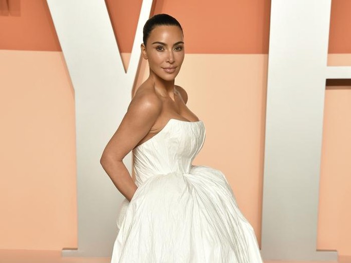 Kim Kardashian di Pesta Oscars 2025 Kim Kardashian arrives at the Vanity Fair Oscar Party on Sunday, March 2, 2025, at the Wallis Annenberg Center for the Performing Arts in Beverly Hills, Calif. (Photo by Evan Agostini/Invision/AP)