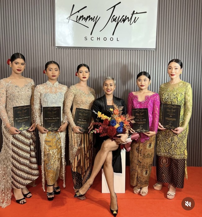 Putri Annisa Pohan dan Agus Harimurti Yudhoyono, Almira Yudhoyono, beberapa waktu lalu mencuri atensi karena terlihat mengikuti kelas modelling Kimmy Jayanti. Ikut kelas modelling dalam waktu 7 hari, Almira dan teman-teman seangkatannya kini sudah lulus dari sekolah modelling tersebut. Foto: Instagram/@kimmyjayantischool