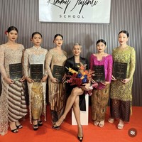 Putri Annisa Pohan dan Agus Harimurti Yudhoyono, Almira Yudhoyono, beberapa waktu lalu mencuri atensi karena terlihat mengikuti kelas modelling Kimmy Jayanti. Ikut kelas modelling dalam waktu 7 hari, Almira dan teman-teman seangkatannya kini sudah lulus dari sekolah modelling tersebut. Foto: Instagram/@kimmyjayantischool