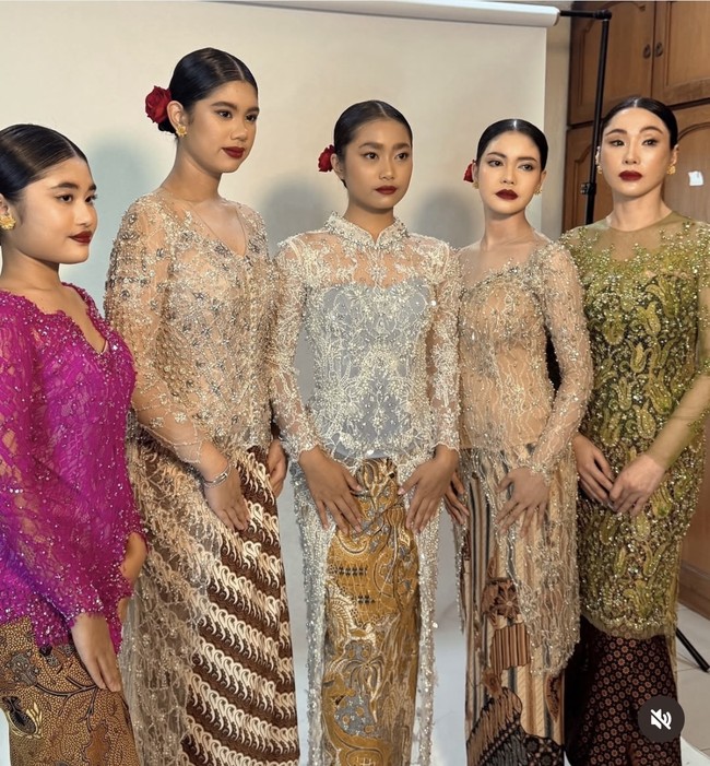 Almira dan rekan-rekannya tampil kompak mengenakan kebaya modern. Kebaya modern tersebut dipadukan dengan riasan bold yang membuat penampilan Almira terlihat manglingi dan lebih dewasa. Foto: Instagram/@kimmyjayantischool