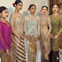 Almira dan rekan-rekannya tampil kompak mengenakan kebaya modern. Kebaya modern tersebut dipadukan dengan riasan bold yang membuat penampilan Almira terlihat manglingi dan lebih dewasa. Foto: Instagram/@kimmyjayantischool