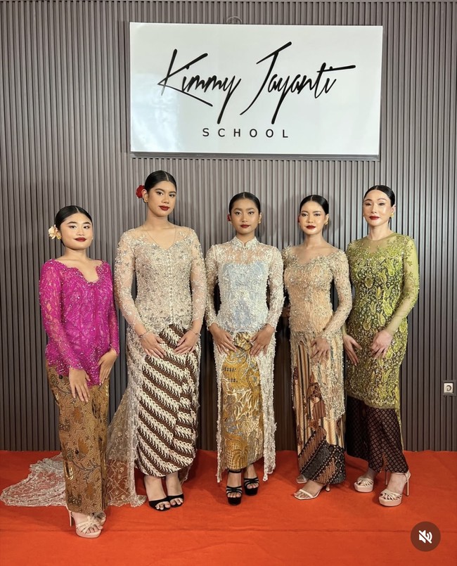 Almira tampil dengan kebaya berwarna kecoklatan dengan bagian belakang yang menyapu lantai. Kebaya tersebut dipadukan dengan rok lilit batik berwarna coklat. Foto: Instagram/@kimmyjayantischool