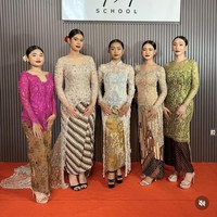 Almira tampil dengan kebaya berwarna kecoklatan dengan bagian belakang yang menyapu lantai. Kebaya tersebut dipadukan dengan rok lilit batik berwarna coklat. Foto: Instagram/@kimmyjayantischool