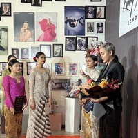 Rambut hitamnya tampak rapih terkonde dengan hiasan bunga mawar merah. Senada dengan aksesori di rambutnya, penampilan Almira juga terlihat semakin bold dengan pulasan lipstik berwarna merah marun. Foto: Instagram/@kimmyjayantischool