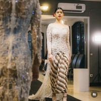 Di momen kelulusannya itu wanita yang akrab disapa Aira dan rekan-rekan seangkatannya tampak memamerkan keahlian modelling yang sudah dipelajari. Ia berlenggak-lenggok di runway sambil mengenakan kebaya. Foto: Instagram/@kimmyjayantischool