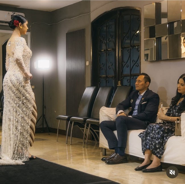 Kedua orangtua Aira, Annisa Pohan dan AHY juga terlihat hadir menyaksikan kelulusan sang putri. Annisa tampak begitu bersemangat dan tak henti merekam putrinya yang sedang berlenggak-lenggok. Foto: Instagram/@kimmyjayantischool