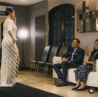 Kedua orangtua Aira, Annisa Pohan dan AHY juga terlihat hadir menyaksikan kelulusan sang putri. Annisa tampak begitu bersemangat dan tak henti merekam putrinya yang sedang berlenggak-lenggok. Foto: Instagram/@kimmyjayantischool