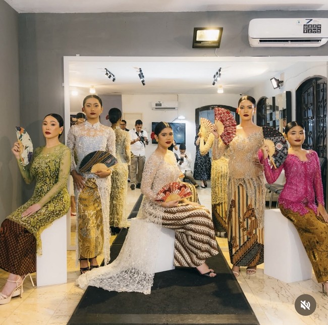 Almira yang kini berusia 16 tahun itu terlihat makin cantik dan anggun dengan tubuhnya yang tinggi semampai. Foto: Instagram/@kimmyjayantischool