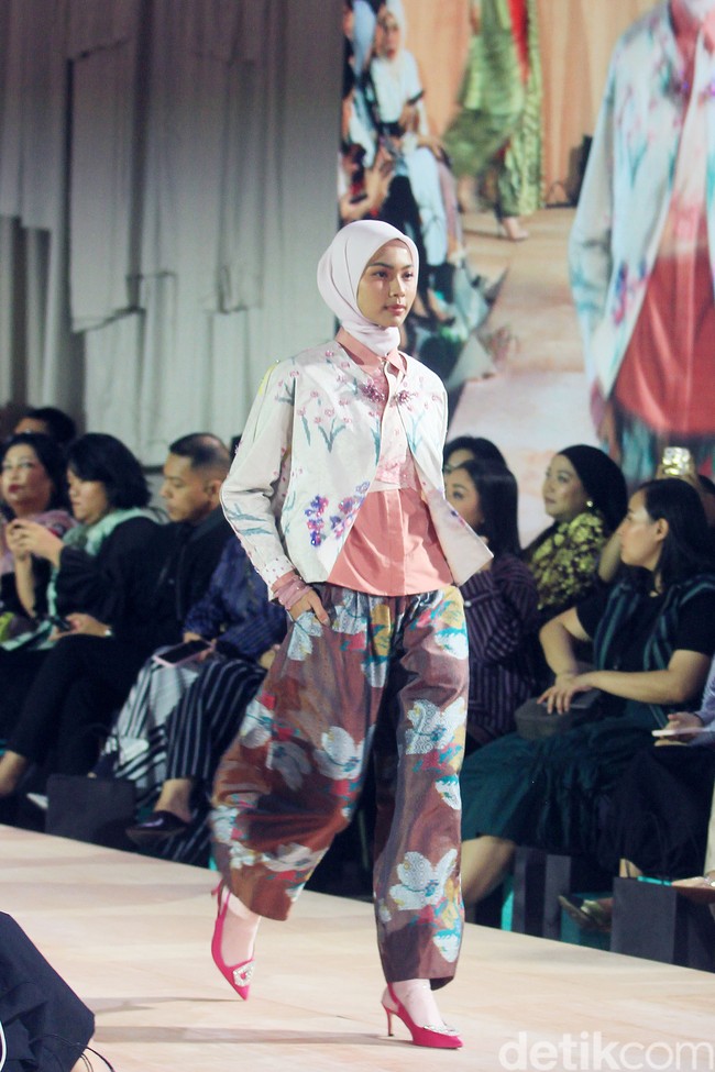 Fashion show koleksi terbaru Ria Miranda Signature 2025 x Cita Tenun Indonesia bertajuk Cita Raya di St. regis, Jakarta, Selasa [26/2/2025]. Foto: Mohammad Abduh/detikcom.
