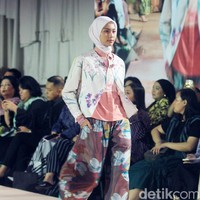 Fashion show koleksi terbaru Ria Miranda Signature 2025 x Cita Tenun Indonesia bertajuk Cita Raya di St. regis, Jakarta, Selasa [26/2/2025]. Foto: Mohammad Abduh/detikcom.