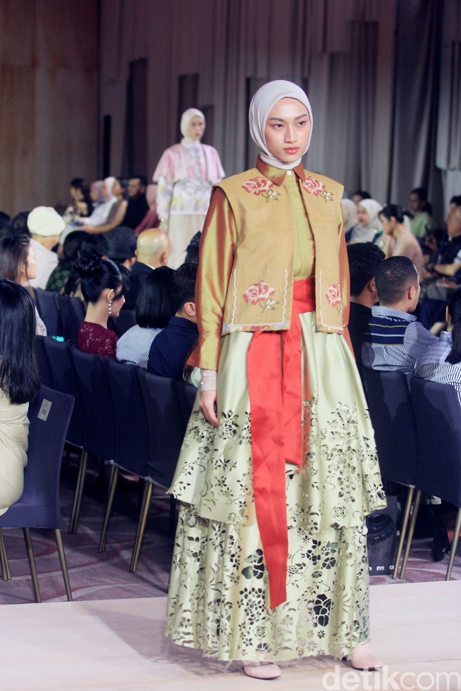 Fashion show koleksi terbaru Ria Miranda Signature 2025 x Cita Tenun Indonesia bertajuk Cita Raya di St. regis, Jakarta, Selasa [26/2/2025].  Foto: Mohammad Abduh/detikcom.