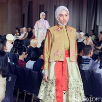 Fashion show koleksi terbaru Ria Miranda Signature 2025 x Cita Tenun Indonesia bertajuk Cita Raya di St. regis, Jakarta, Selasa [26/2/2025].  Foto: Mohammad Abduh/detikcom.