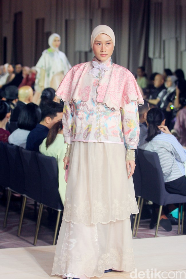 Fashion show koleksi terbaru Ria Miranda Signature 2025 x Cita Tenun Indonesia bertajuk Cita Raya di St. regis, Jakarta, Selasa [26/2/2025]. Foto: Mohammad Abduh/detikcom.