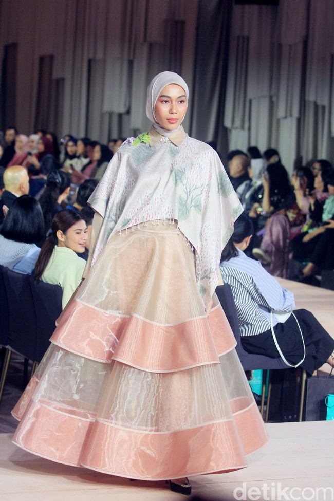 Fashion show koleksi terbaru Ria Miranda Signature 2025 x Cita Tenun Indonesia bertajuk Cita Raya di St. regis, Jakarta, Selasa [26/2/2025].  Foto: Mohammad Abduh/detikcom.