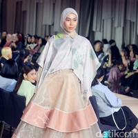 Fashion show koleksi terbaru Ria Miranda Signature 2025 x Cita Tenun Indonesia bertajuk Cita Raya di St. regis, Jakarta, Selasa [26/2/2025].  Foto: Mohammad Abduh/detikcom.